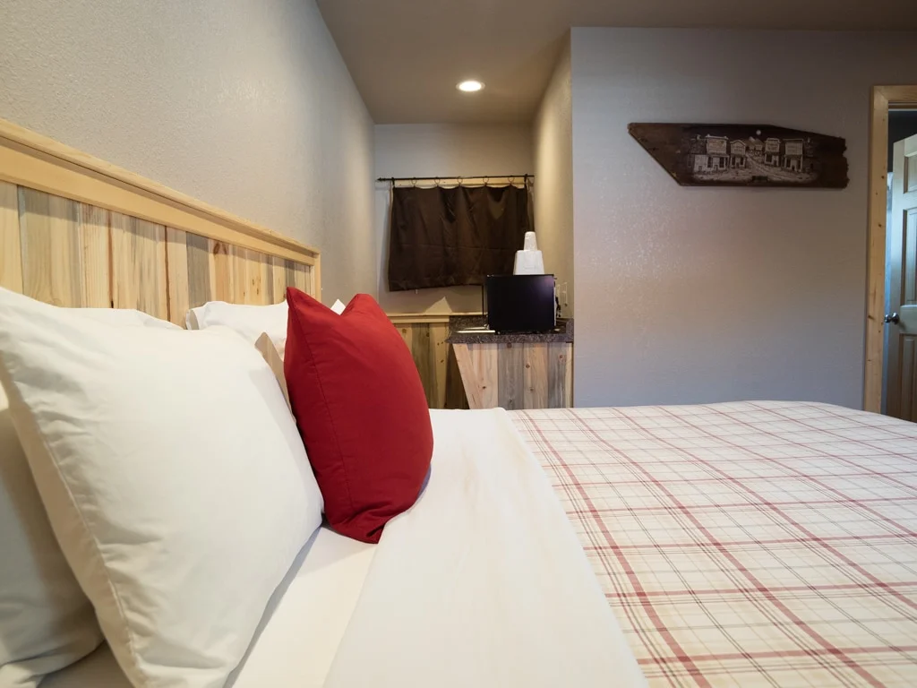 Rooms & Suites — Triangle Motel