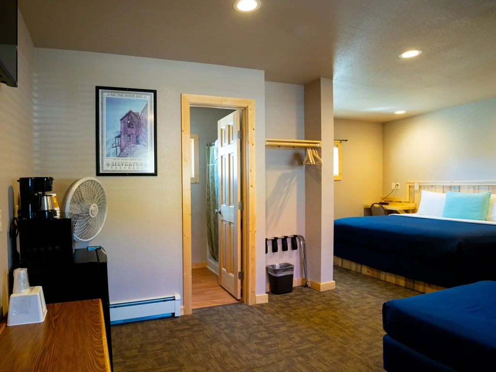 Family room with two queen beds